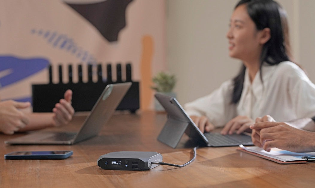 Meeting with laptops powered by an Omnicharge power bank